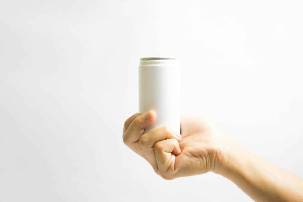 Deo ohne Plastik: Fester Deostick in Papierverpackung, Glasroller und Alaunstein als plastikfreie Alternativen